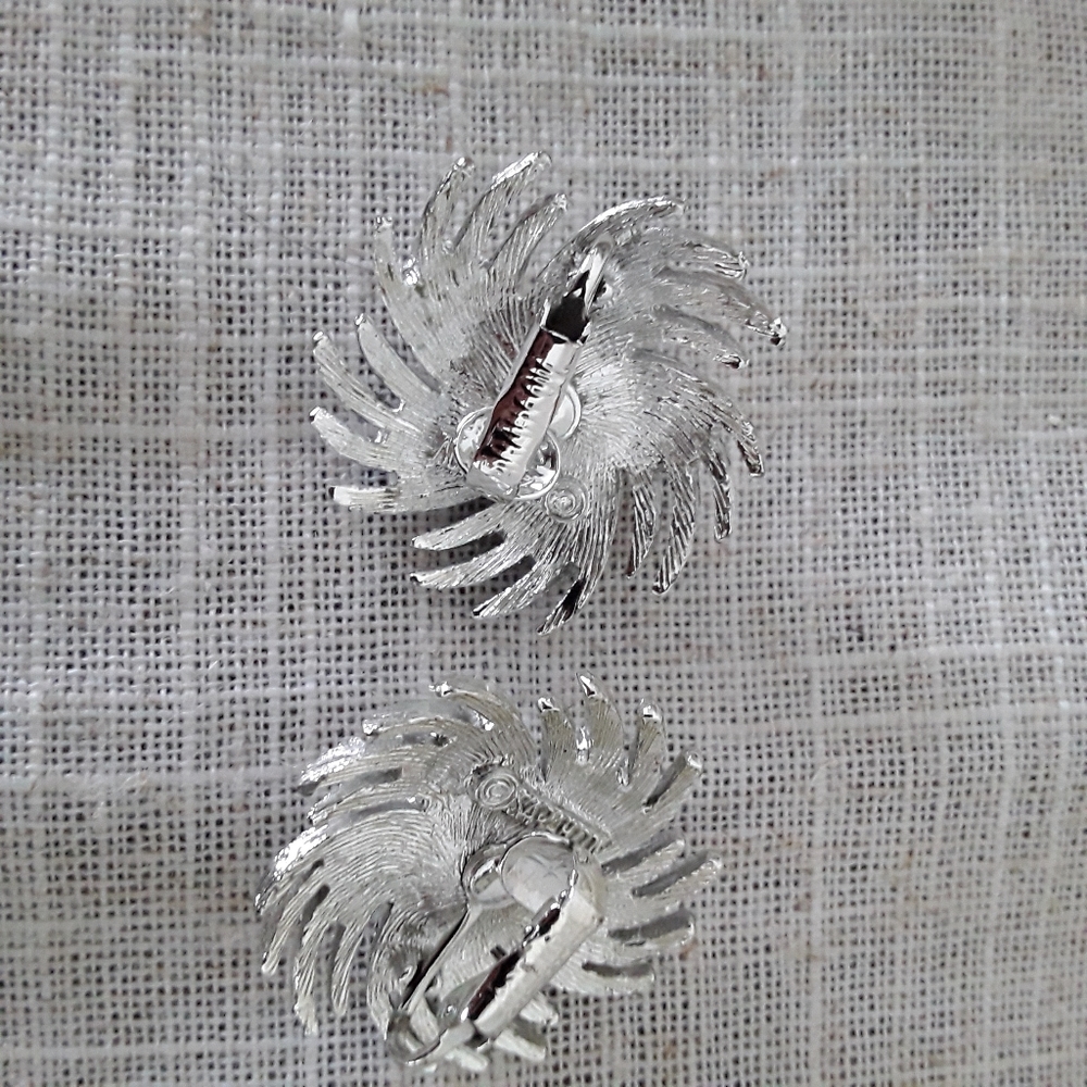 Sarah Coventry Vintage Sunburst Silvertone/Faux Pearl Clip Earrings - Picture 2 of 4